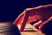 开云APP-足球场上球员表现出强烈的竞争意识，奋力拼搏