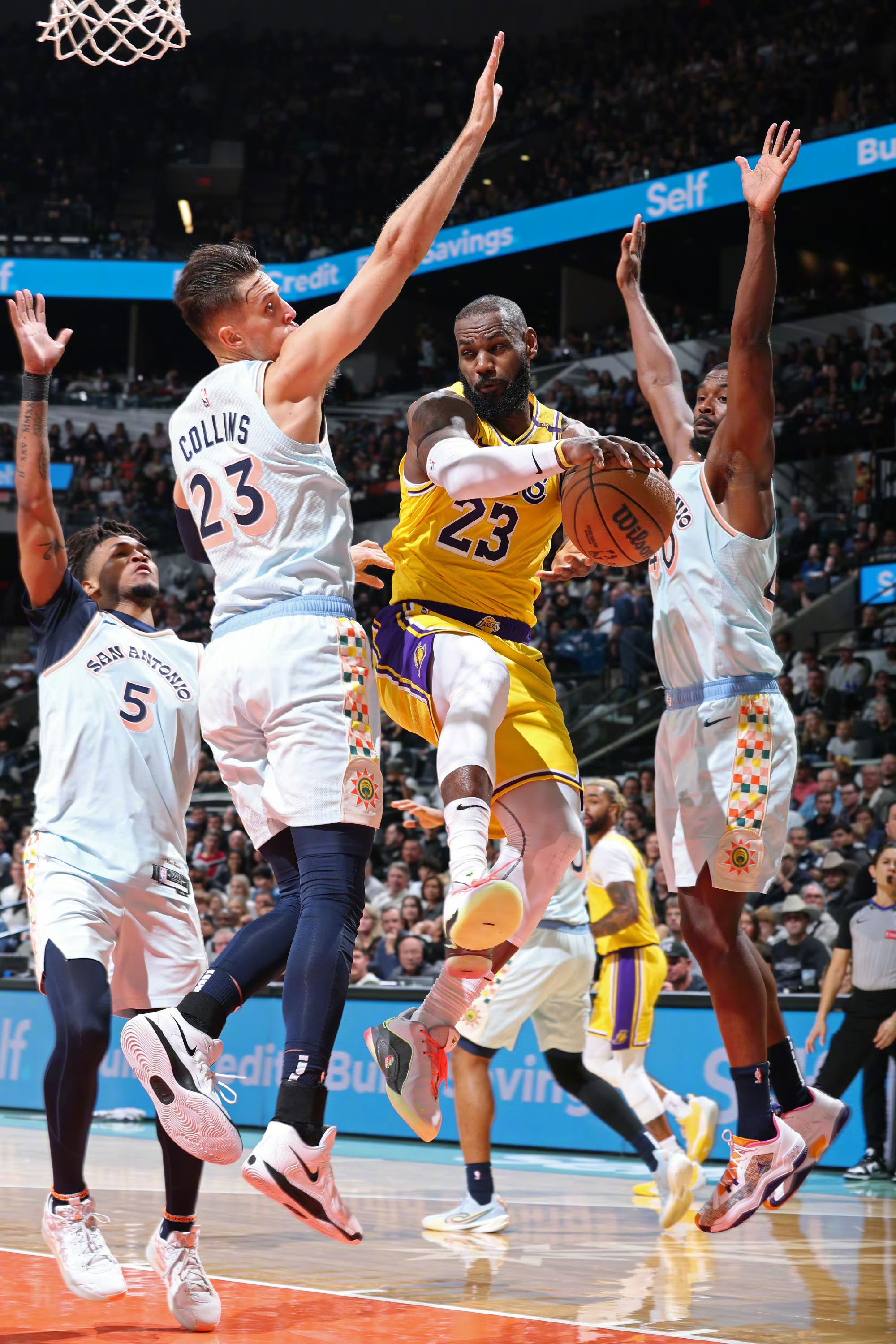 比赛末段发生精彩绝伦逆转，球迷欲哭无泪的简单介绍